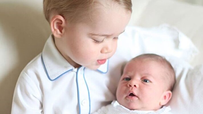 Prens George, prenses kardeşini dünyaya tanıttı