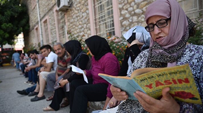 Mersin'de, üniversite adaylarının katıldığı Lisans Yerleştirme Sınavı (LYS), Sosyal Bilimler Sınavı (LYS-4) başladı. Sınava giren adayların velileri, sınav boyunca okul bahçesinde heyecanla bekledi.