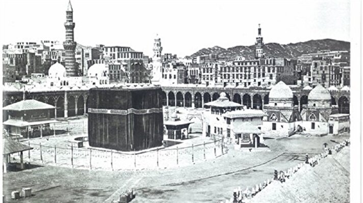 Mekke ve Medine'den 80 siyah beyaz fotoğrafın yer aldığı sergide, Kâbe'nin yanı sıra Medine’deki sel olayı ve Hicaz Demiryolu fotoğrafları bulunuyor.