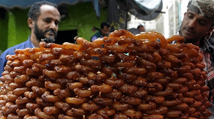 Ramazan ayının gelmesiyle birlikte Yemen'de tatlı satışları da artış gösterdi. Başkent Sana'daki tarihi Milh Çarşısı'nda bulunan geleneksel tatlıcılar, sergiledikleri tulumba ve şerbetli tatlı çeşitleriyle müşterilerini bekliyor.