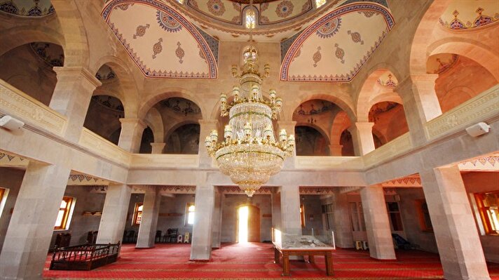Evliya alperen Hasan Harakânî’nin türbesinden dolayı yanına yapılan cami Evliya Camii olarak adlandırılmış. 