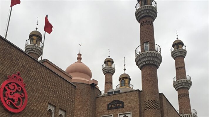Çin hakimiyeti altındaki Doğu Türkistan'da Uygurların en yoğun olduğu bölgelerden Kaşgar'da yapılan gözlemlerde, bölgede süregelen yoğun güvenlik önlemlerinin günlük yaşamın bir parçası haline geldiği görüldü.