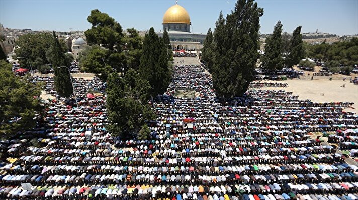 İsrail’in sınırlamalarına aldırmayan 500 binden fazla Müslüman, Ramazan ayının son cumasını Mescid-i Aksa'da ibadet ederek geçirdi. Mescid-i Aksa'nın avlusunda toplanan binlerce Müslüman, cuma namazını birlikte kıldı.
