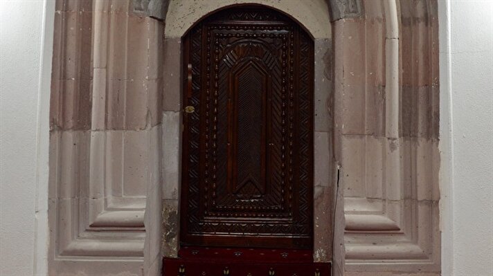 Himmet Baba Camii ve kıble duvarına bitişik türbe.