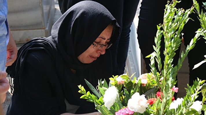 Mersin'in Tarsus ilçesinde öldürülen üniversite öğrencisi Özgecan Aslan'ın ailesi, kızlarından ayrı geçirdikleri ilk bayramda kabri başında dua edip gözyaşı döktü.