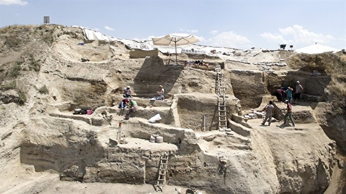 Aksaray'ın Gülağaç ilçesine bağlı Kızılkaya köyü yakınlarındaki Aşıklı Höyük’te arkeolojik kazı çalışmaları 26. yılında uluslararası uzmanların katılımıyla devam ediyor.
