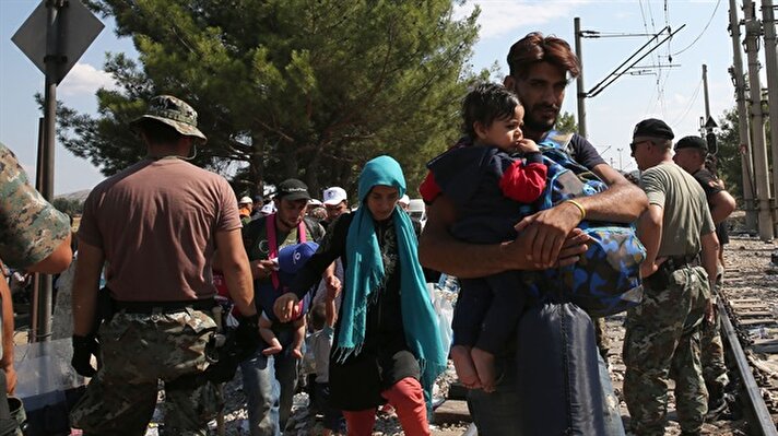 Daha iyi bir yaşam umuduyla AB ülkelerine ulaşmayı amaçlayan göçmenlerin Yunanistan sınırından Makedonya'ya girişi devam ediyor.