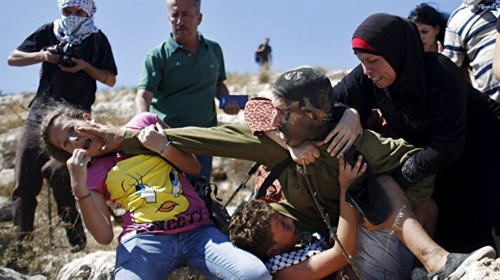 İsrail askerlerine direnen kız Ahed Tamimi çıktı