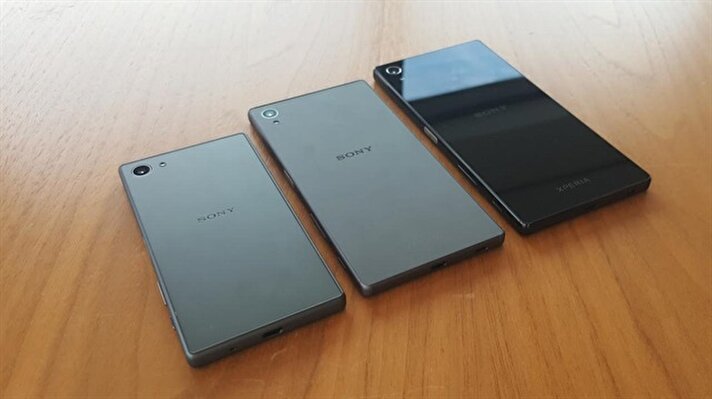 Sony'nin yeni amiral gemi serisi Xperia Z5 üyeleri, resmi tanıtımılarına bir gün kala, ailecek objektif karşısına geçtiler.