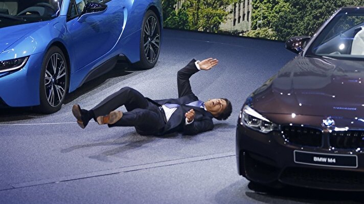 BMW'nin CEO'su Harald Krüger, Almanya'nın Frankfurt kentinde düzenlenen otomobil fuarında sahnede bayıldı. 