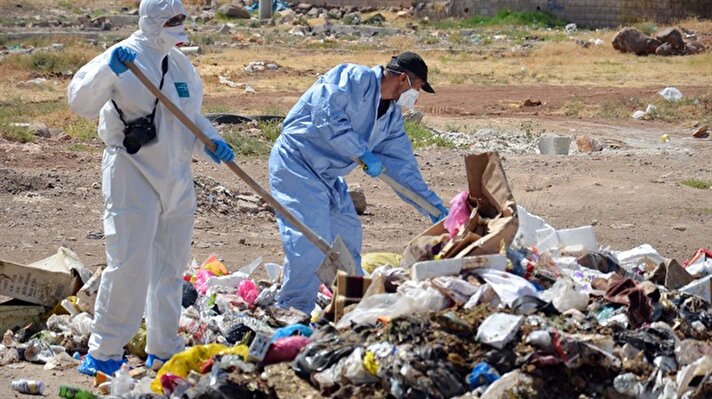 Viranşehir Belediyesi temizlik görevlileri, Emiroğlu Mahallesi'ndeki konteyneri çöp kamyonuna boşalttıktan sonra bir poşette birbirine bağlı pet şişeleri fark edince durumu polise bildirdi. 