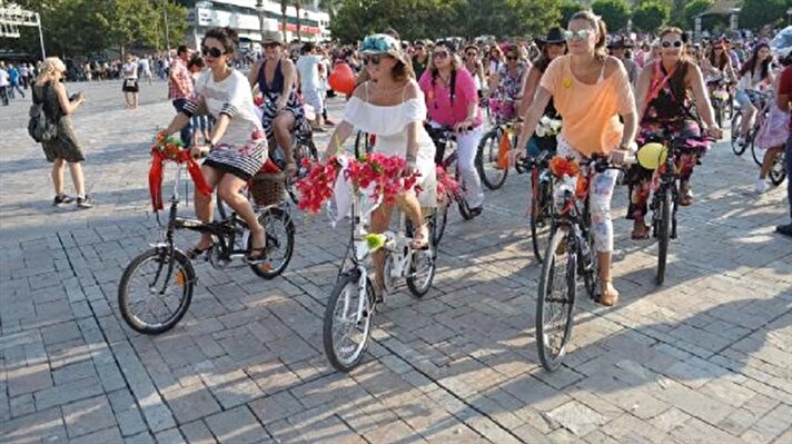 Hundreds of women cycle to support green transportation