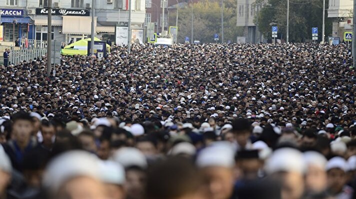 Rusya'nın başkenti Moskova'da binlerce Müslüman bayram namazı için Prospekt Mira'daki Merkez Camisi'ne akın etti. Camiye sığmayan kalabalık sokaklarda, kaldırımlarda, araç trafiğine kapatılan yollarda ve tramvay hatlarında namaz kıldı.