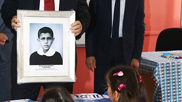 Cumhurbaşkanı Recep Tayyip Erdoğan, 1965 yılında mezun olduğu Kasımpaşa'daki Piyalepaşa İlkokulu'nda yeni eğitim-öğretim yılının açılış törenine katıldı.