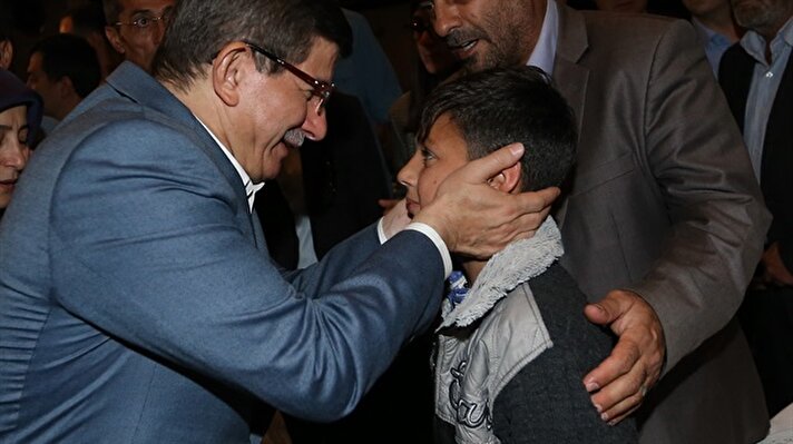 Başbakan Davutoğlu çocuklarla ilgilendi