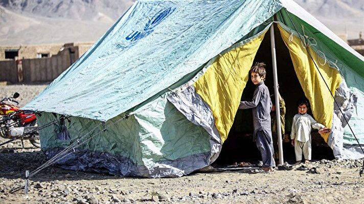 Afganistan'ın Badgis kentindenki çatışmalardan kaçarak Herat kentine sığınmak zorunda kalan 85 aile, burada kendi imkanları ile kurdukları kampta yaşam mücadelesi veriyor. Birleşmiş Milletler Mülteciler Yüksek Komiserliği (BMMYK) verilerine göre, Afganistan genelinde çatışmalardan kaçarak başka kentlere sığınan halen 1.4 milyon evsiz, iç mülteci bulunuyor.
