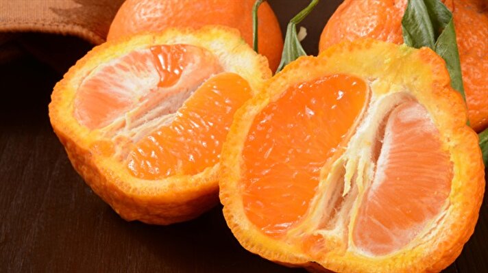 .C vitamini açısından zengin olan mandalinayı kışın ara öğünlerde acıktığınızda tüketmeniz, hem kilo almanızı engelliyor hem de sizi hastalıklardan koruyor.