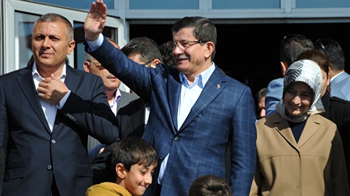 AK Parti Genel Başkanı ve Başbakan Ahmet Davutoğlu, 26. Dönem Milletvekili Genel Seçimi için oyunu Konya Şükrü Doruk Kız Anadolu İmam Hatip Lisesinde kullandı.