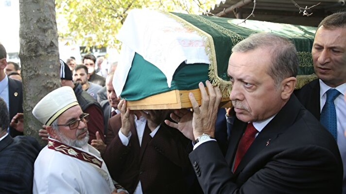 شارك رئيس التركي رجب طيب أردوغان في تشييع جثمان صديقه أنجين بلجين 
اليوم عقب صلاة الجمعة في مسجد 
تشاطالجا
بمدينة إسطنبول. 

