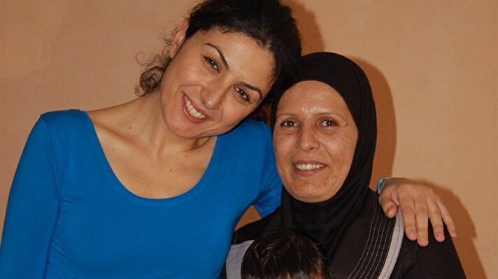 سيدة تركية تستضيف عائلة سورية ببيتها