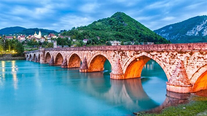 Bosna'da 1995 yılından itibaren faaliyet gösteren TİKA taradından yapılan restorasyonda Mimar Sinan'ın en önemli eserlerinden olan Vişegrad şehrindeki köprünün bakımı ve onarımı yapıldı. 