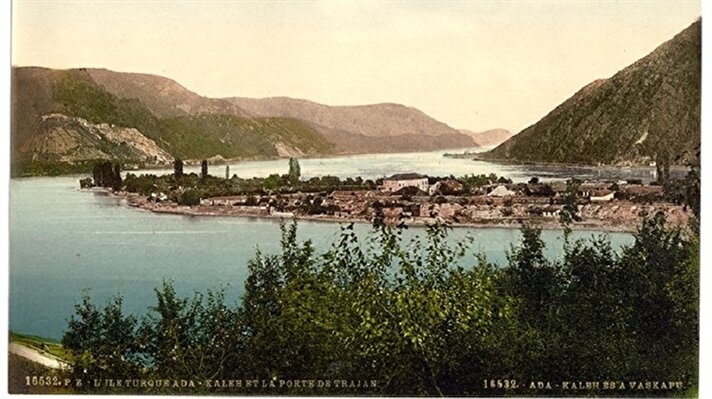 1890-1900 yılları arasına tarihlenen bu kartpostal, bir zamanlar Tuna Nehri'nin üzerinde yer alan ve artık var olmayan bir Türk kasabasını, Adakale'yi resmediyor.