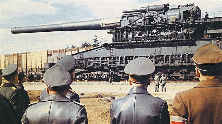 Schwerer Gustav:  Almanlar tarafından Dora olarak da adlandırılan Schwerer Gustav, 800 mm çapta namluya sahipti. Bu çapta bir namlu savaş alanında ilk ve tek olarak İkinci Dünya Savaşı'nda kullanılmıştır. 1930 yılında Krupp tarafından geliştirilen bu top, geniş alana sahip istihkam mevzilerini yok etmek için tasarlanmıştır.