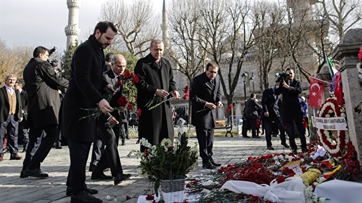 أردوغان  يضع أزهار القرنفل الأحمر  في موقع حادث تفجير إسطنبول