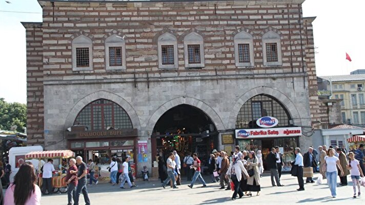 السوق المصري في إسطنبول، يعتبر جزءًا أصيلًا من الحضارة والثقافة العثمانية القديمة، تم إنشاؤه عام 1597 ويحتوي على 89 دكانًا