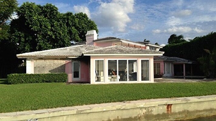 Amerika'nın Florida eyaletindeki bu sıradan ev son birkaç gündür medyanın radarında. Bu ilginin sebebi ise Bu evin Hollywood'un hayatını mercek altına alması ile bir kez daha gündeme gelen Pablo Escobar'a ait olması.
