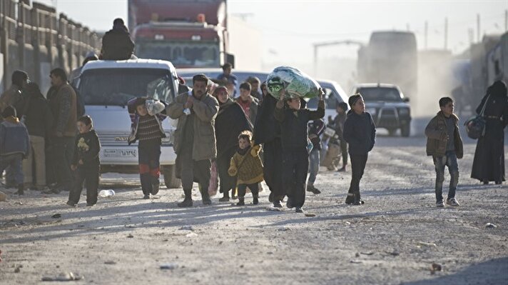 Bombalardan kaçan Suriyeliler, Türkiye sınırında