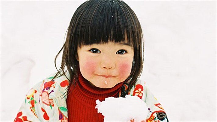 Karşınızda kırmızı yanaklı, dünyayı gezmeye minicikken başlamış, henüz 4 yaşında olan Japon Mirai Chan.
