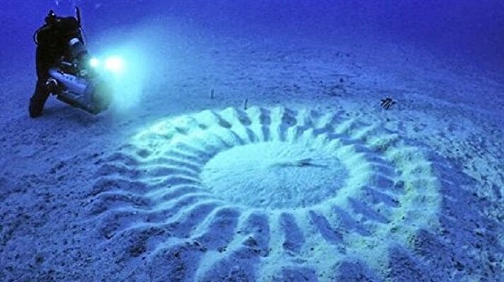 Dalgıçlar Japonya'da denizin derinliklerinde ilginç geometrik-şekiller gördüler.
