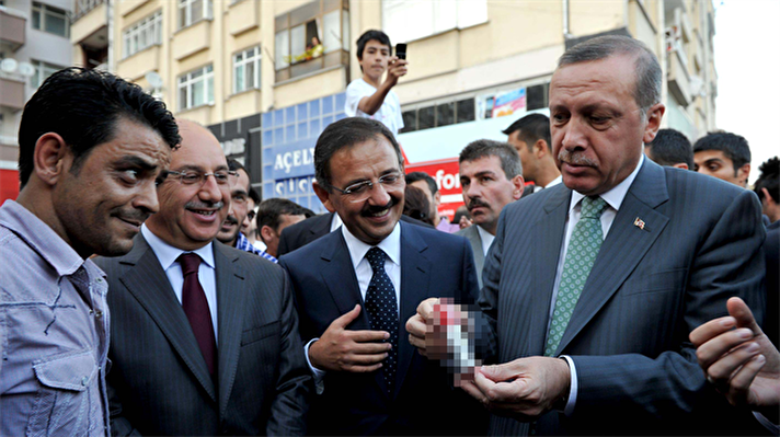 Dönemin Başbakanı Erdoğan (sağda), 10 Eylül 2011'de Kayseri Büyükşehir Belediye Başkanı Mehmet Özhaseki'ye (sağ 2) sigara bırakma sözü alırken görülüyor. 