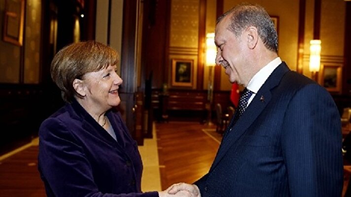Cumhurbaşkanı Erdoğan, Almanya Başbakanı Merkel'i Cumhurbaşkanlığı Külliyesi'nde kabul etti. Cumhurbaşkanı Erdoğan, kabul öncesi Alman misafiriyle basın mensuplarına poz verdi.