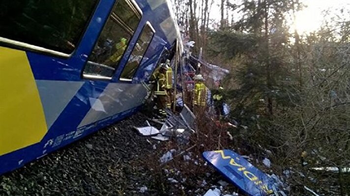 Almanya'da iki tren kafa kafaya çarpıştı: 150 yaralı