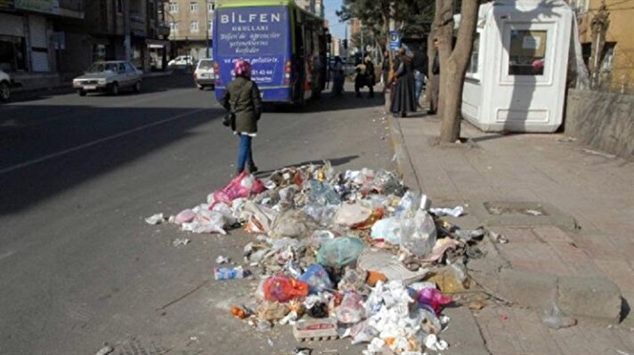 Diyarbakır'da, HDP ve DBP tarafından alınan hayatı durdurma kararı nedeniyle iki gündür toplanmayan çöpler, caddelere taştı.