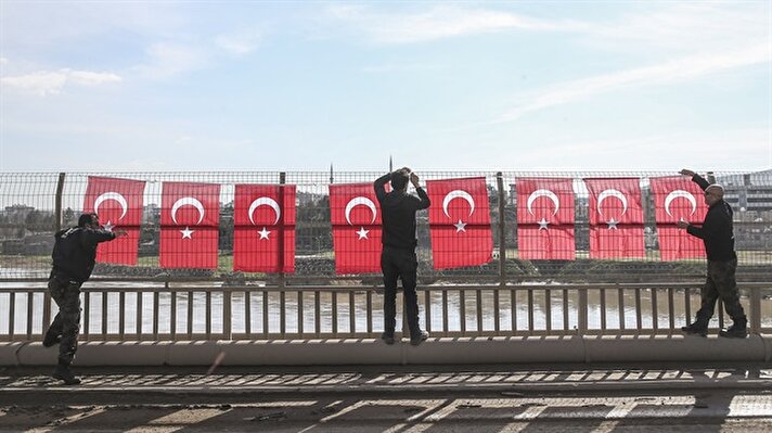 Dicle Köprüsü Türk bayraklarıyla donatıldı