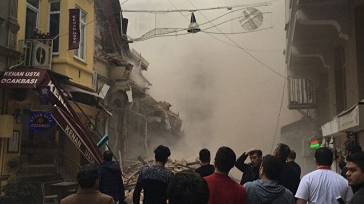 Beyoğlu'nda 5 katlı bina çöktü