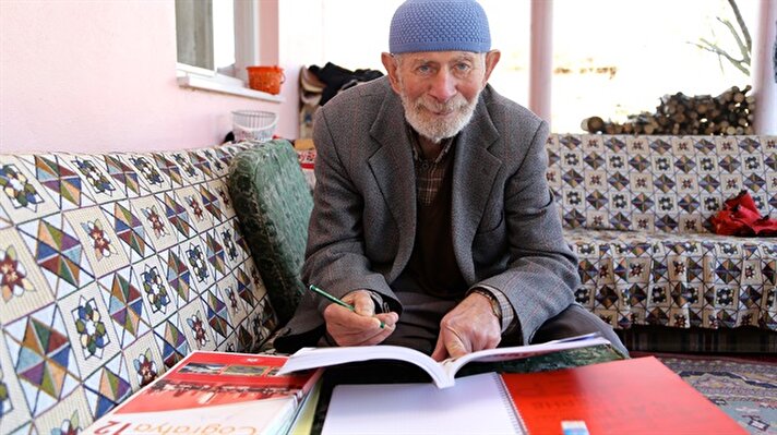 Sakarya'nın Hendek ilçesinde, bu yıl açıköğretim lisesini tamamlamayı hedefleyen 71 yaşındaki Sebahaddin Tüysüz, ilahiyat fakültesinde girmek için üniversite sınavına hazırlanıyor.