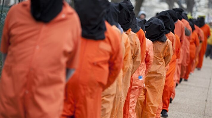 ‘Terörle savaş’ın Guantanamo’su
-Utanç hapishaneleri arasında ABD’nin 11 Eylül terör saldırılarının ertesinde kurduğu Guantanamo’yu ilk önce saymak gerekiyor. Dönemin ABD Başkanı George W. Bush tarafından ilan edilen “terörle küresel savaş” kapsamında yakalanan terör zanlılarının getirildiği hapishaneye ilk tutuklular 11 Ocak 2002’de konuldu.