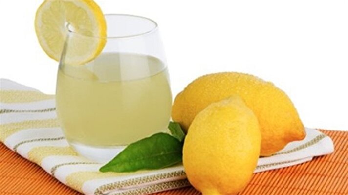 Sindirime yardımcı: Limon suyu sindirim sistemini toksinlerden arındırır, midedeki yanma ve şişkinlik gibi rahatsızlıklara da iyi gelir.
