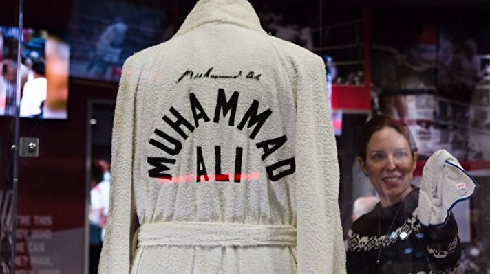 'I Am The Greatest: Muhammad Ali' sergisinde, ünlü boksör'ün profesyonel boks hayatında kullandığı eldivenleri, ayakkabıları, şampiyonluk kemerleri ve daha bir çok eşyası sergileniyor.  Ringe çıkarken giydiği elbisenin arkasında meşhur sözü 'kelebek gibi uçar, arı gibi sokarım' yazıyor. 