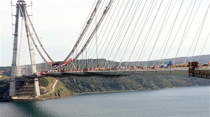 أردوغان وداود أوغلو يشاركان في افتتاح جسر اسطنبول الثالث 