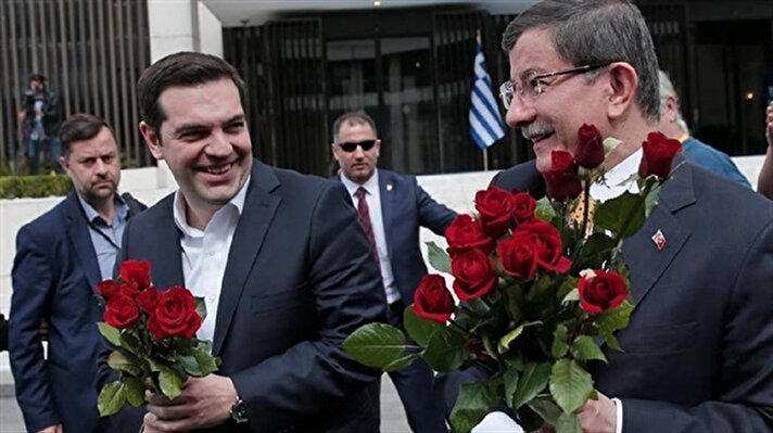 Davutoğlu and Tsipras distribute roses to female journalists