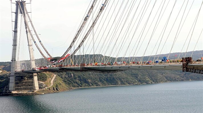 Köprüde 4 gidiş, 4 geliş, 2 de demiryolu şeridi bulunuyor.