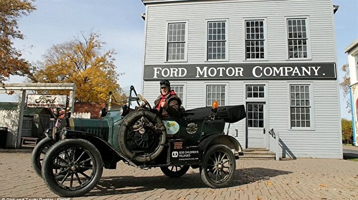 Hollandalı çift Amerika'da Ford'a ait eski bir binanın önünde.