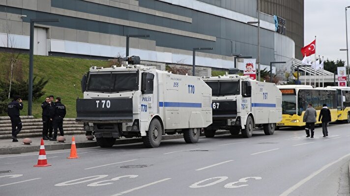 İstanbul Valiliği tarafından Bakırköy'de yapılmak istenen Nevruz kutlamalarına izin çıkmamasının ardından sabahın ilk ışıklarında, Bakırköy Halk Pazarı'na çıkan yollar trafiğe kapatıldı. 