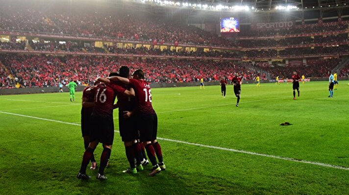 Türkiye ile İsveç arasında oynanacak özel karşılaşmaya ev sahipliği yapacak olan Antalya Stadı, bu karşılaşma öncesinde Türk bayrakları ile donatıldı. 