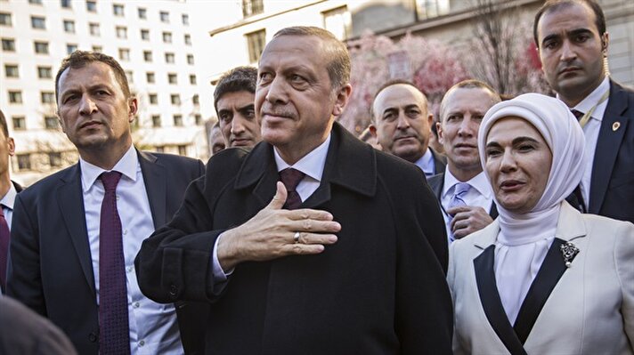 وتظاهر الأتراك الذين قدموا إلى واشنطن من الولايات المختلفة، أثناء انتقال الرئيس أردوغان من قاعدة "أندرس" الجوية، إلى فندق "ريغز" الذي سيقيم فيه مع عقيلته، حيث رحّبوا به، رافعين علَماً تركياً ضخماً.
